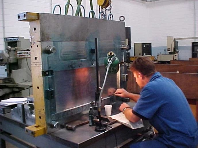 Manutenção de moldes: por que ela é crucial para a eficiência industrial